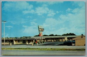 Postcard Wichita KS c1950s Airline Motel and Coffee Shop Old Cars Defunct