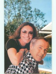 Unused 1980 JOHNNY CARSON ON POSTCARD WITH WIFE JOANNA k7133