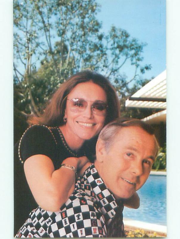 Unused 1980 JOHNNY CARSON ON POSTCARD WITH WIFE JOANNA k7133