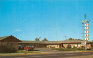 TWIN FALLS, Idaho ID   HOLIDAY MOTEL~Elden Haskell  ROADSIDE 50's Cars Postcard