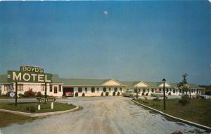 ELKTON MARYLAND BOYD'S MOTEL W/ OLD CARS POSTCARD c1950s