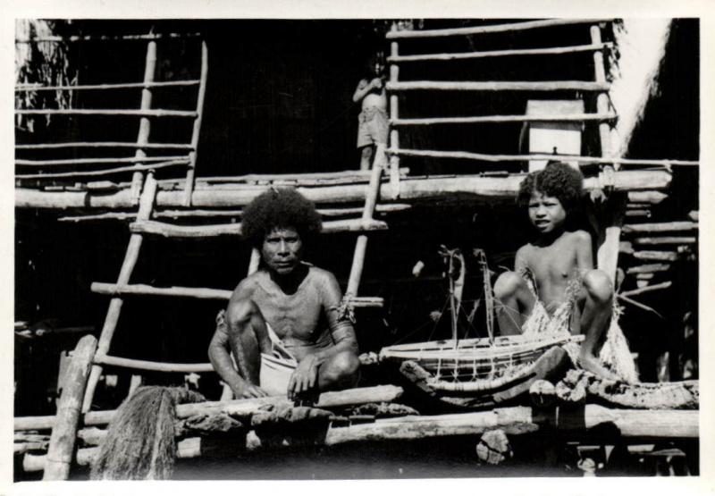 Papua New Guinea, Real Photo Native Papuas, Repairing Nets (1930s) RP (17)