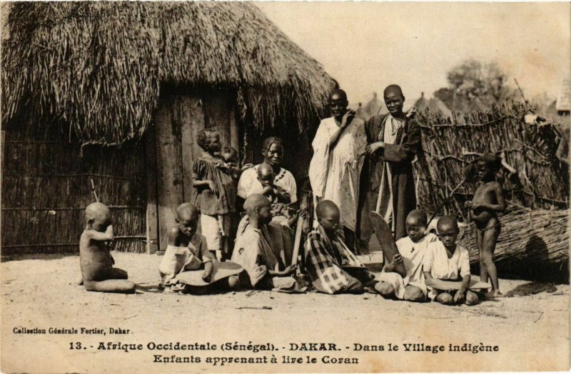 CPA AK Fortier 13 Dakar Enfants apprenant lire Coran SENEGAL (812242)