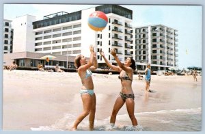 1970's REHOBOTH BEACH DELAWARE HENLOPEN HOTEL BIKINI GIRLS PLAYING BALL POSTCARD