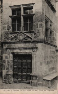 La Caisse d'Epargne (ancien Hotel d'Uzes).Porte de l'Escalier