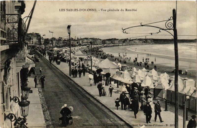 CPA Les SABLES-d'OLONNE - Vue générale du Remblai (297558)