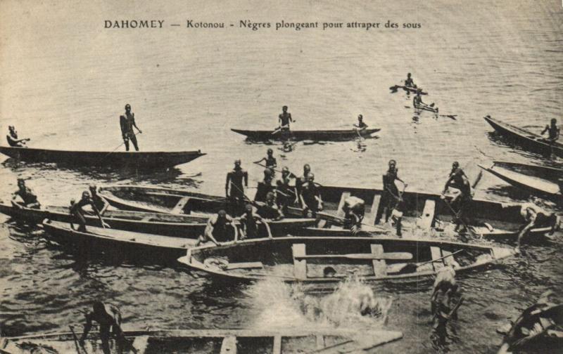 CPA Dahomey Afrique - Cotonou - Négres plongeant attraper des sous (86837)