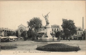 CPA vichy place and statue of the republic (1220596) 