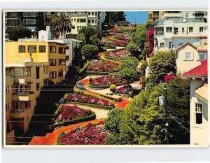 Postcard A cable car passes above the crookedest street, Lombard Street, CA