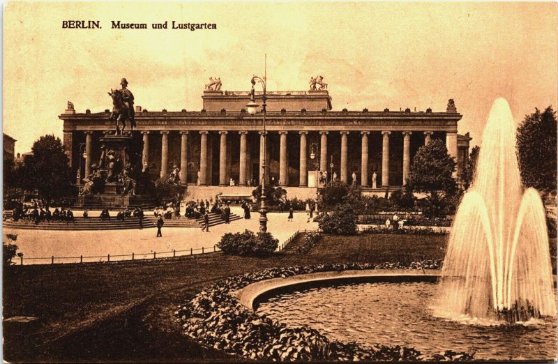 Germany Berlin Museum und Lustgarten Vintage Postcard B132