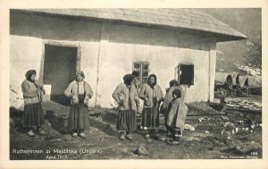 Postcard Hungary Rutheninnen in Majdanka {Ungarn} Street Scene 23-9861