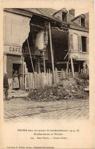 CPA REIMS dans ses années de Bombardements Rue Clovis (346188)