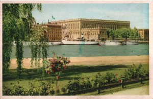 VINTAGE POSTCARD SWEDEN ROYAL PALACE WITH BOATS ANCHORED WALKWAY AND PALACE GROU