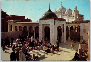 VINTAGE CONTINENTAL SIZE POSTCARD DATA DURBAR AT LAHORE PAKISTAN POSTED 1980