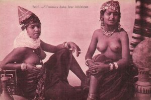 PC CPA ETHNIC NUDE FEMALE FEMMES DANS LEUR INTÉRIEUR Vintage Postcard (b25657)