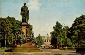 Germany Muenchen Maximillian II Statue und Maximillaneum