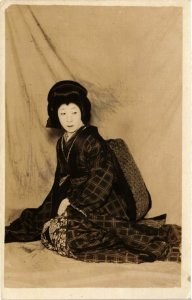 PC CPA geisha girl performing real photo postcard JAPAN (a14557)