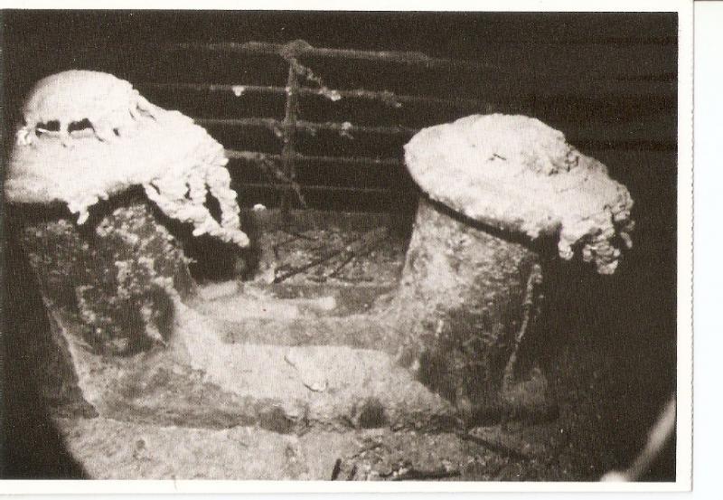 Postal 030453 : Two bollards at the bow of the sunken Titanic