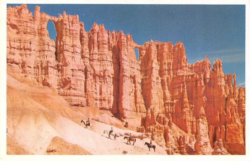 UT, Utah      Horseback Riders-WALL OF WINDOWS-Bryce Canyon Park       Postcard