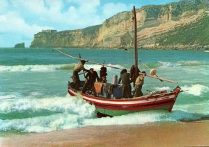 CONTINENTAL SIZE POSTCARD THE FISHERMEN RETURN WITH A CATCH AT NAZARE PORTUGAL