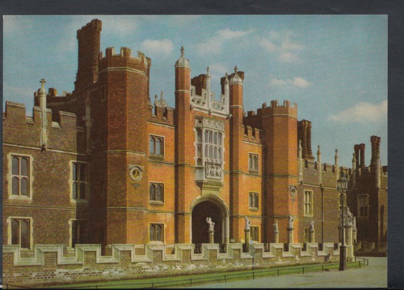 Middlesex Postcard - Hampton Court Palace - The Great Gatehouse   T2058