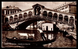 Gondola,Pointe de Rialto,Venice,Italy