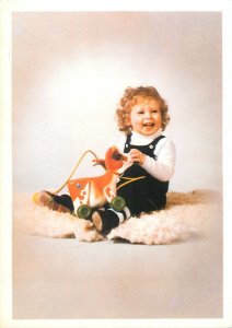 Foto little girl playing Guy Demarsin Briefkaart