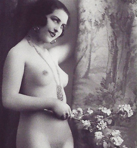 HR-121 - A Nude French Model Imported Risque B&W Photo Picture Postcard.