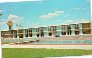 postcard Florida, Lake City Quality Motel exterior view with pool