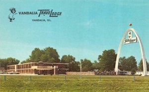 VANDALIA, Illinois IL  TRAVELODGE MOTEL~Bear On Arch Sign  ROADSIDE  Postcard