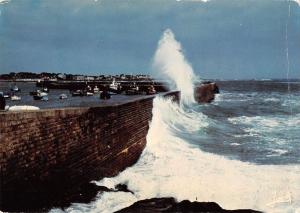 BT8750 Quiberon tempete sur port maria          France