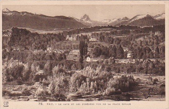 France Pau Le Gave  et les Pyrennes vue de la Place Royale