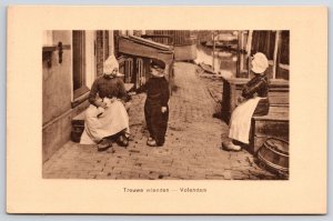 Trouwe Wienden Volendam Women And The Boy Working At The Factory Postcard