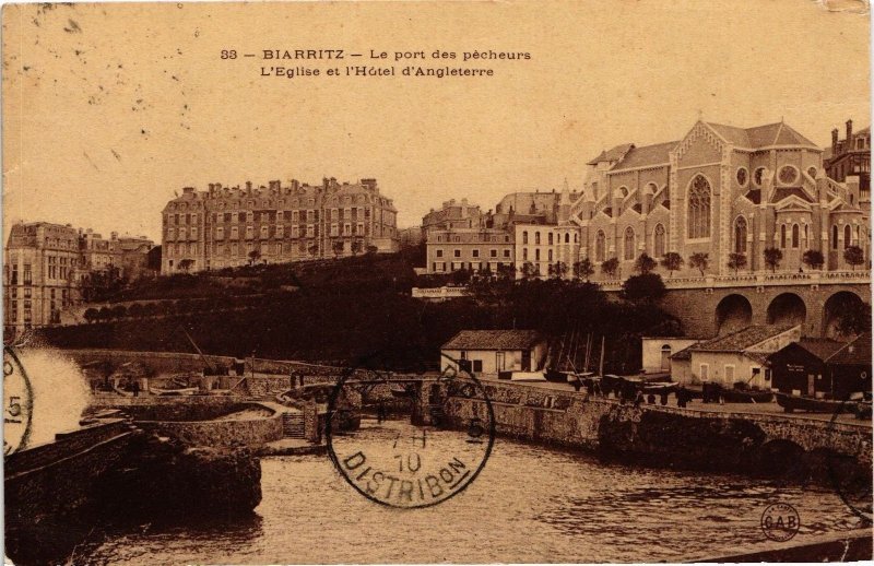 CPA BIARRITZ - Le port des pecheurs L'Église et l'Hotel d'Angleterre (126818)