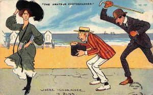 The Amateur Photographer Seashore Artist Signed Tom Browne Comic 1909 postcard