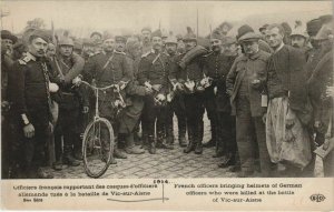 CPA Vic-sur-Aisne - Officiers Francais Rapportant des Casques (1062428)