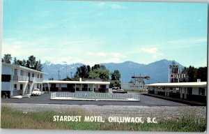 Postcard BC Chilliwack Stardust Motel Swimming Pool Classic Cars 1960s K67