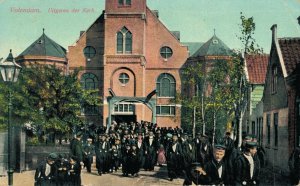 Netherlands Volendam Uitgaan der Kerk Vintage Postcard 07.57