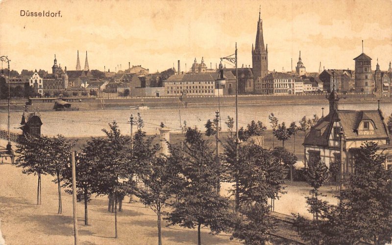 B022 Germany Duesseldorf Partial View vintage postcard