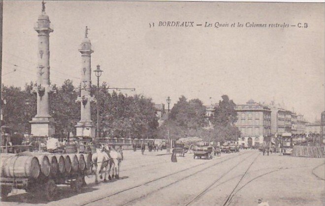 France Bordeaux Les Quais et les Colonnes rostrales