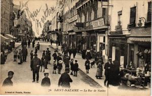 CPA St-NAZAIRE-La Rue de NANTES (250750)