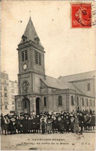 CPA Levallois Perret Eglise sortie de la Messe (1315313)