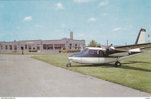 ZANESVILLE, Ohioi, 1950-60s; Prop airplane at airport