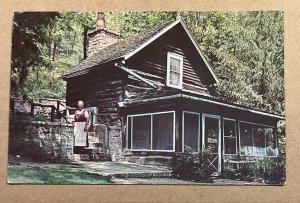 UNUSED POSTCARD - HOMESTEADER'S CABIN, LITTLE NORWAY, BLUE MOUNDS, WISC.