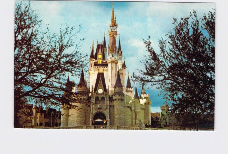 VINTAGE POSTCARD WALT DISNEY WORLD FANTASYLAND CINDERELLA CASTLE