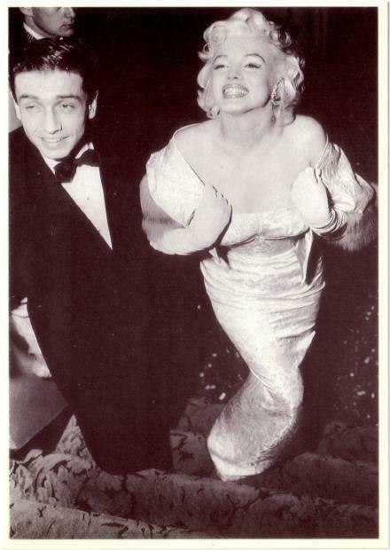 Marilyn Monroe and Joe DiMaggio Modern Postcard