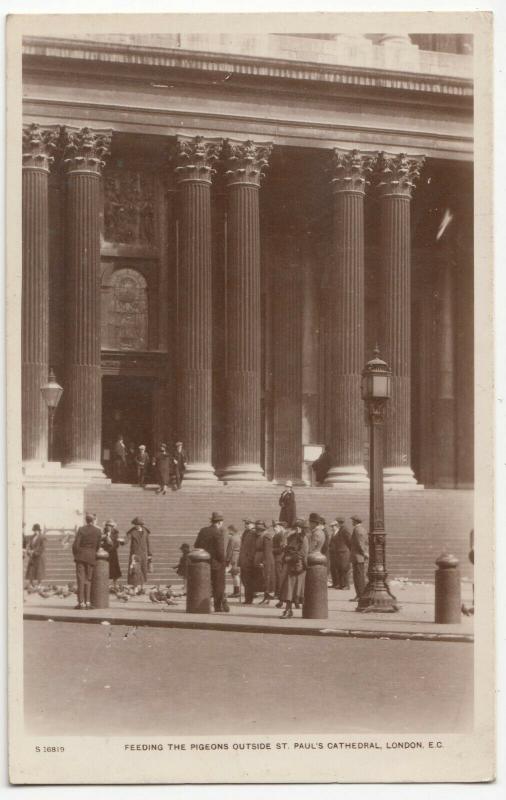 London; Feeding The Pigeons Outside St Pauls RP PPC, By WH Smith, 1917 PMK 