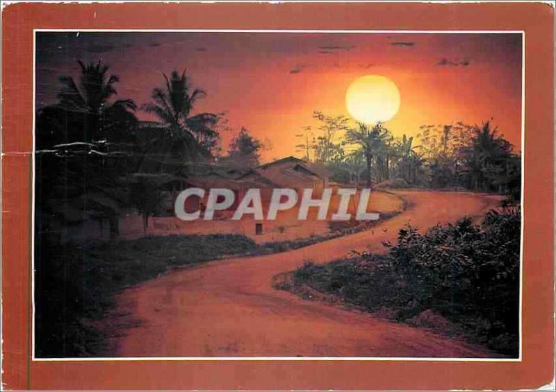 CPM Images du Gabon Soleil levant sur un village de la Nyanga