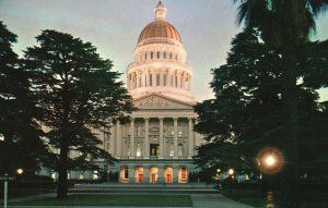 Vintage Postcard Golden Domed State Capitol Building Sacrament California CA