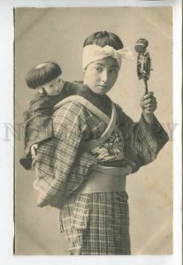 443475 JAPAN Geisha girl in native dress with a doll Vintage postcard